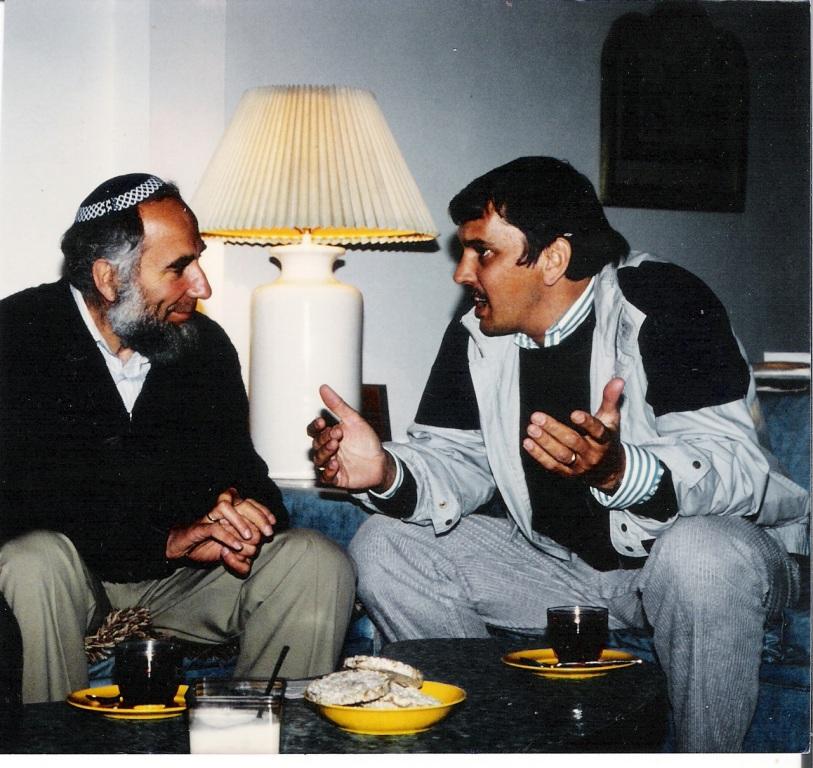 В доме семьи Матар. Слева направо: Йосеф Бегун, ?. Иерусалим, 1988&nbsp;г.